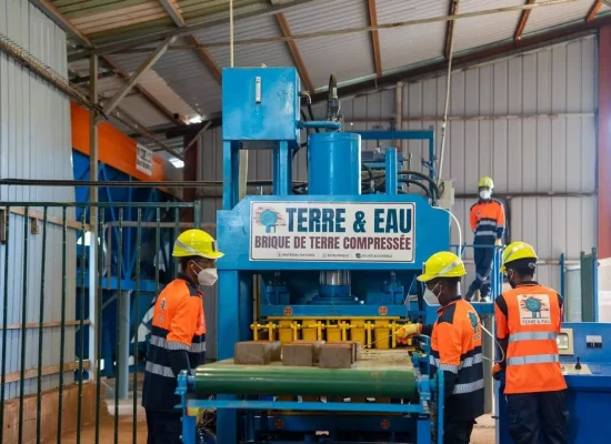 Mayotte : L'entreprise Terre & Eau lance officiellement sa chaîne de production industrielle de brique de terre compressée
