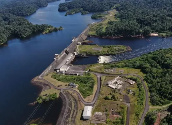 SÉRIE. Infrastructure en Outre-mer : Le barrage de Petit-Saut, en Guyane, un choix hydroélectrique visionnaire quarante ans avant la transition énergétique