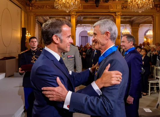 Patrice Latron, préfet de La Réunion, fait commandeur de l'Ordre national du Mérite par le Président de la République Emmanuel Macron