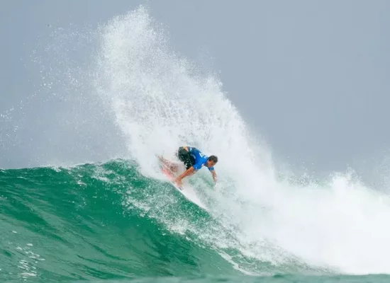 Surf : En Austalie, le Polynésien Kauli Vaast s'offre Jordy Smith,  la Polynésienne Vahine Fierro élimine Brisa Hennessy